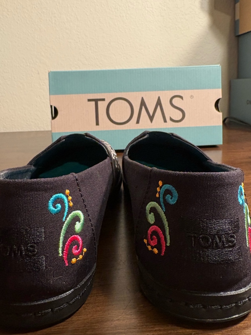 TOMS WOMEN’S DIA DE LOS MUERTOS EMBROIDERED SLIP ONS - Picture 4 of 7